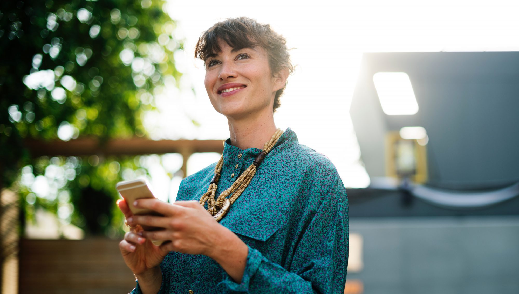 Femme smartphone dans la main