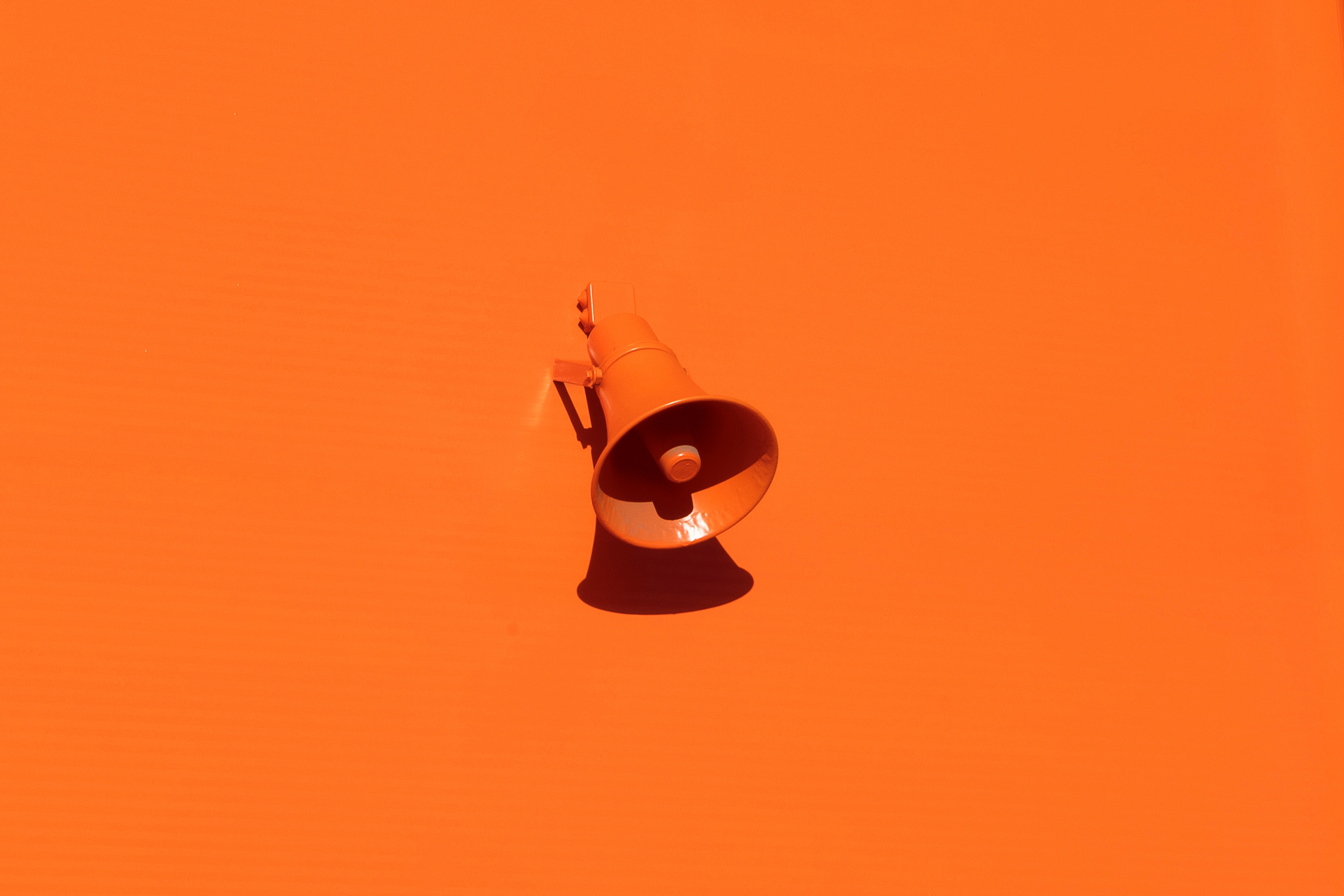 mégaphone fond orange